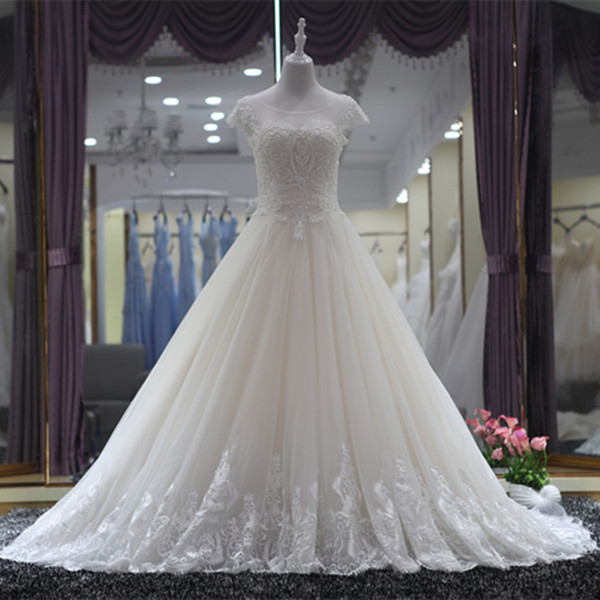 Short Ball Gown Wedding Dresses Elegant Beaded Scoop Neck Tulle Ball Gown Wedding Dress with Short Sleeves 2019 Court Train Wedding Gowns High Quality Personalized Bridal Gowns evening Gowns